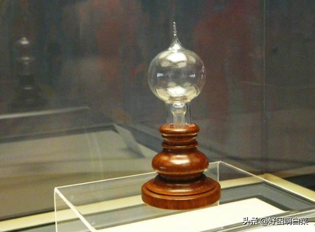 爱迪生发明电灯的小故事100字